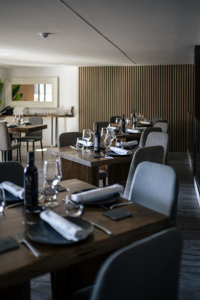 Mesas preparadas en el salón privado de la planta de arriba
