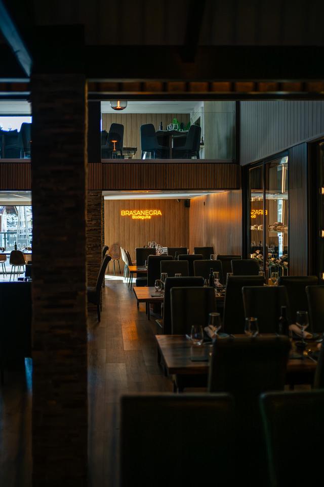 Comedor con el letrero de Brasanegra sobre la barra