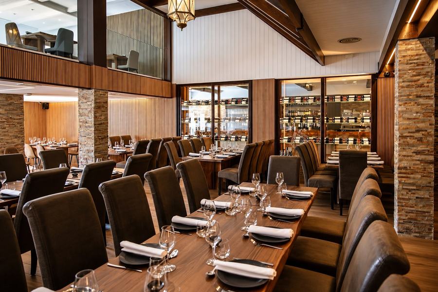 Salón de Brasa Negra Sierra Nevada con vigas de madera y mesas preparadas